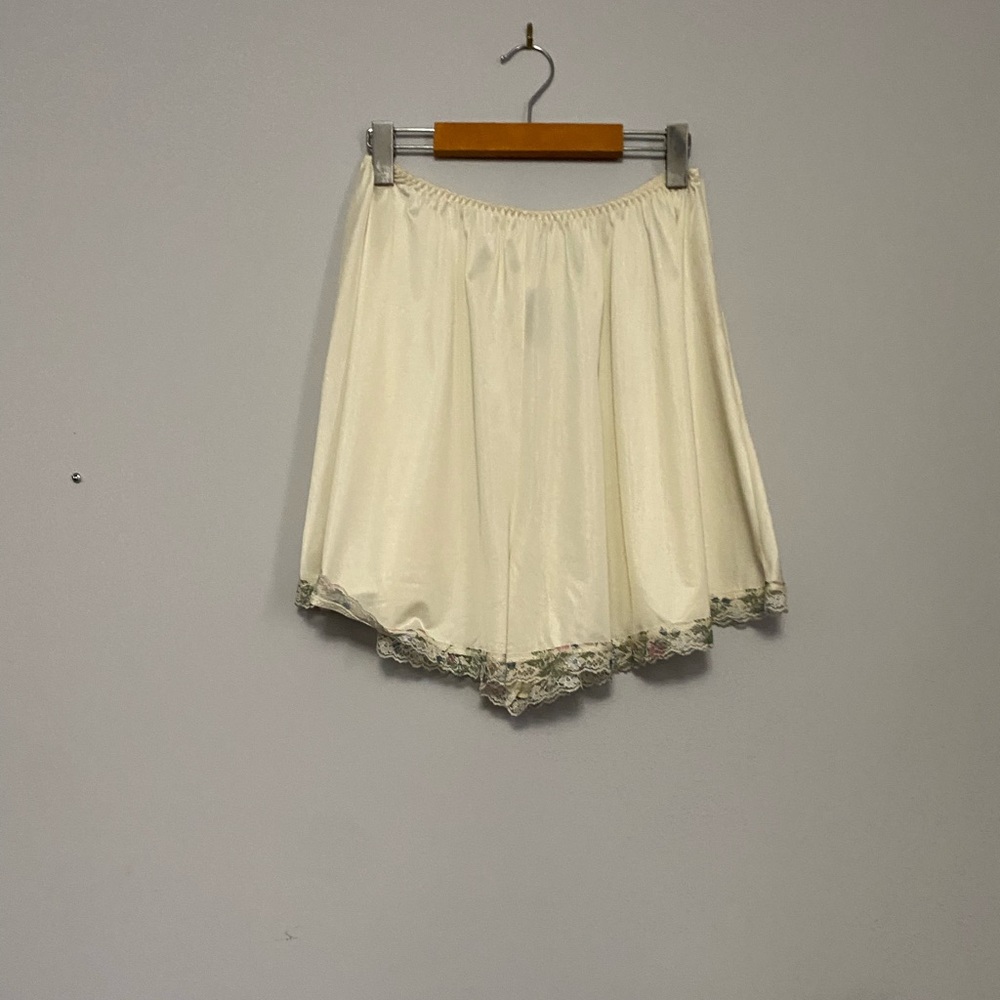 Vintage cream tap shorts with lace hem